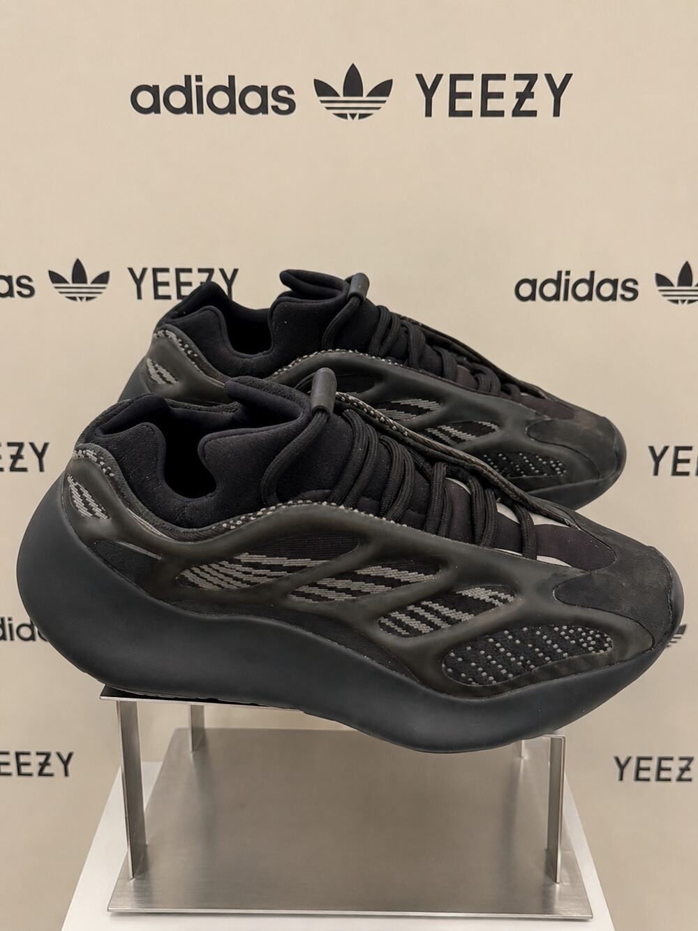 adidas Yeezy 700 V3 Alvah GX6144 Men’s 7 Sneakers Extra Laces Included